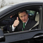 El primer ministro irlandés Enda Kenny, saluda tras votar en un colegio electoral en Castlebar, Irlanda.-EFE / AIDAN CRAWLEY