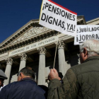 Un grupo de jubilados protesta ante el Comgreso de los Diputados el pasado día 22.-EL PERIÓDICO