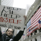 Protesta por el caso de las 'subprime' ante la Bolsa de Nueva York.-Mary Altaffer / AP