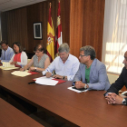 Milagros Marcos firma el convenio con los Grupos de Acción Local-V.G.