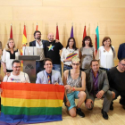 Representantes de asociaciones en defensa de lesbianas, gays, transexuales, bisexuales y más de Castilla y León en una imagen de archivo. HDS