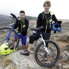 Iván y Sancho Díez posan con sus monociclos preparados para salir a entrenar.-LUIS ÁNGEL TEJEDOR