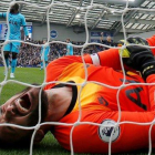 Lloris, en la desafortunada acción que le costó una grave lesión y el primer gol del Brighton.-