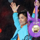 Prince, durante su actuación en la Superbowl del 2007.-AFP / ROBERTO SCHMIDT