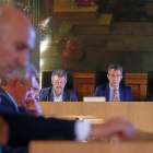 El presidente de la Diputación de León, Juan Martínez Majo, en el centro, durante el pleno de ayer.-. - ICAL
