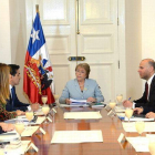 La presidenta de Chile, Michelle Bachelet (c), durante su reunión con ministros miembros del Comité de Política, el miércoles 6 de mayo.-Foto: SEBASTIAN RODRIGUEZ / EFE