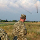 Dos soldados ucranianos contemplan el vuelo de dos Sukhoi rusos.-REUTERS/ STRINGER