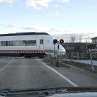 El tren atraviesa un paso a nivel en la Soria–Torralba.-VALENTÍN GUISANDE