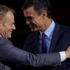 El presidente del Consejo Europeo, Donald Tusk, y el presidente español, Pedro Sánchez, se saludan durante un encuentro en Madrid el 6 de junio.-JOSÉ LUIS ROCA
