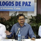 Iván Márquez (centro), líder de los delegados de las FARC, lee un comunicado en La Habana (Cuba), el 8 de febrero. /-EFE / ERNESTO MASTRASCUSA