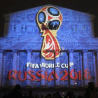 El logotipo del Mundial de Rusia 2018, proyectado en la fachada del Teatro Bolshói de Moscú.-Foto: AFP / KIRILL KUDRYAVTSEV