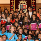 La entrenadora del equipo olímpico de gimnasia rítmica, Sara Bayón C) junto a una multitud de niños de los equipos de gimnasia rítmica de Palencia en la recepción institucional, tras haber logrado la medalla de plata en Río 2016.-ICAL