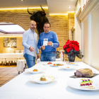 David Santiago y Raúl Lozano con los platos elaborados  por el Fogón del Salvador en Soria.-MARIO TEJEDOR