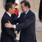 Emmanuel Macron recibe a Mariano Rajoy en el Palacio del Elíseo, el viernes 16 de junio.-AFP / THOMAS SAMSON