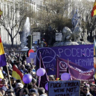 Numerosas personas aguardan junto a la fuente de La Cibeles para participar en la manifestación que Podemos ha convocado hoy bajo el lema "Marcha por el cambio", una "movilización histórica" para abrir "un cambio de ciclo político en España" y que parte a-Foto: EFE