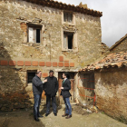 Millán, Pardo y Cabezón departen ante la casa de Gustavo Adolfo Bécquer en Noviercas.-VALENTÍN GUISANDE