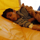 Un niño yemení de quien se teme que haya resultado infectado por el cólera recibe tratamiento en Saná.-YAHYA ARHAB / EFE