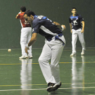 Unos pelotaris durante un torneo en la provincia. / VALENTÍN GUISANDE-