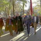 El alcalde de León, Antonio Silván, segundo con capa por la izquierda y a su izquierda Martínez Majo.-- ICAL