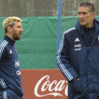 Leo Messi y Edgardo Bauza,,el seleccionador de Argentina, en un entrenamiento del cuadro albiceleste.-