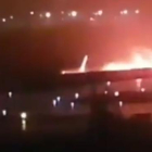 mágenes del avión incendiado tras salirse de la pista en el aeropuerto de Sochi.-