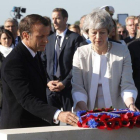 Emmanuel Macron y Theresa May, en el memorial británico del desembarco de Normandía, en Ver-Sur-Mer.-REUTERS POOL