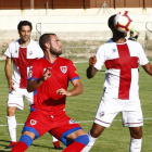 Higinio pugna con Okapo durante el partido del pasado sábado entre el Numancia y el Huesca.-MARIO TEJEDOR