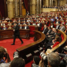 Carles Puigdemont se dispone a intervenir en el Parlament.-JULIO CARBÓ
