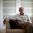 Philip Roth posa en su casa de Nueva York, en 2010.-REUTERS