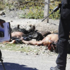 Policías mexicanos custodian los cadáveres aparecidos en Guerrero.-Foto: REUTERS