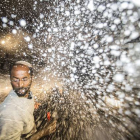 La policía de Israel utiliza cañones de agua para dispersar a los manifestantes israelís de origen etíope en Tel Aviv.-Foto:   AFP / JACK GUEZ