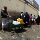 Yemenís llenan de agua potable botellas de plástico en una fuente de Saná.-Foto:   EFE / YAHYA ARHAB