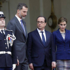 Los reyes Felipe y Letizia, junto a François Hollande, el pasado 24 de marzo en París, poco después de conocer el accidente aéreo de Germanwings en los Alpes franceses.-Foto: REUTERS / PHILIPPE WOJAZER