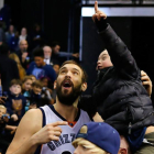 Marc Gasol con un joven hincha de los Grizzlies tras un partido esta semana.-EFE