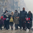 Una familia siria, en las calles de Alepo, el miércoles.-AFP