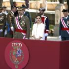 Los Reyes Felipe y Letizia en la Plaza de La Lealtad, durante el desfile militar con motivo de la celebración del Día de Las Fuerzas Armadas.-Foto: EFE/ J.J GUILLÉN