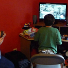 Niños jugando al Assasins Creed-