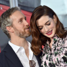 La actriz estadounidense Anne Hathaway posa con su esposo, el actor Adam Shulman.-FILMMAGIC