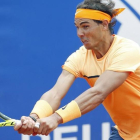 Rafael Nadal, en una jugada del partido ante Fognini.-EFE / ANDREU DALMAU