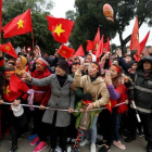 Miles de aficionados vietnamitas esperan la llegada de los jugadores de fútbol de la selección sub-23, en Hanoi, el 28 de enero.-EFE