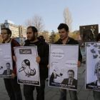 Miembros de la Unión de Jóvenes Turcos con caricaturas críticas con el primer ministro, Recep Tayyip Erdogan.-Foto:   AP / BURHAN OZBILICI