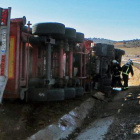 Estado en el que quedó el camión cisterna tras el accidente.-A.H.