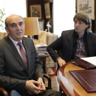 Tomás Quintana, responsable de la Procuraduría, junto al alcalde de Soria, Carlos Martínez.-LUIS ÁNGEL TEJEDOR