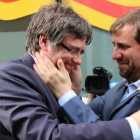 Carles Puigdemont, con el número dos de su lista para las elecciones europeas, Toni Comín.-NATÀLIA SEGURA (ACN)