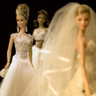 Barbies vestidas de novia, traje que fue decisivo para que la demanda se disparara nada más nacer la muñeca, en 1959.-ANDREA BOSCH