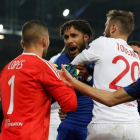 Los jugadores del Everton y del Lyón se enfrentan en Goodison Park.-REUTERS / ANDREW YATES