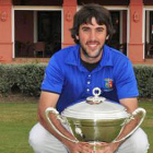 Daniel Berná posa con el trofeo de campeón de la Copa del Rey 2014. / RFEGOLF-