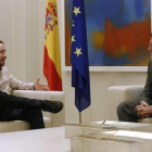 Pablo Iglesias y Mariano Rajoy, durante una reunión en la Moncloa.-DAVID CASTRO