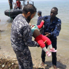 Las fuerzas de seguridad de Libia rescatan el cuerpo de un bebé tras el naufragio de un bote que trataba de llegar a Europa.-AFP / MAHMUD TURKIA