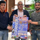 Luis Oliver, Modesto Fernández y Javier Arribas con el cartel de la XIX Carrera de Navidad. / Álvaro Martínez-